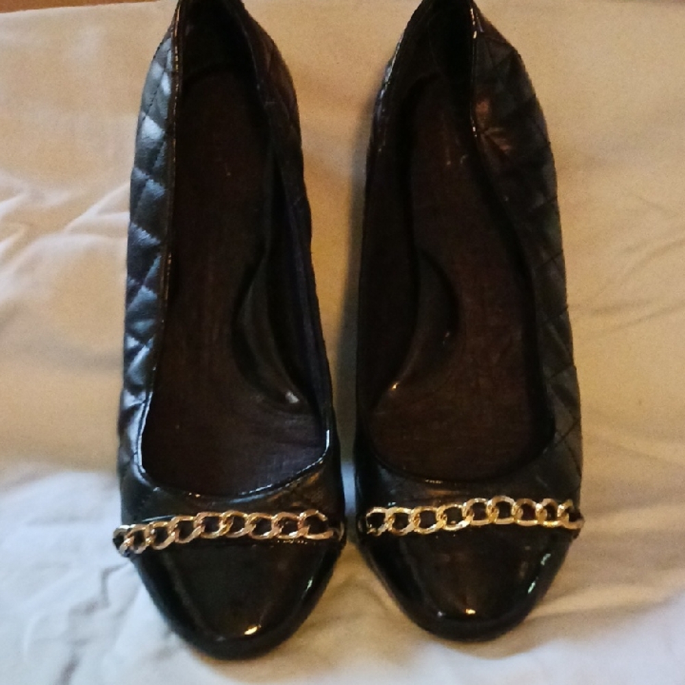 Elegant Black Quilted Flats with Gold Chain
